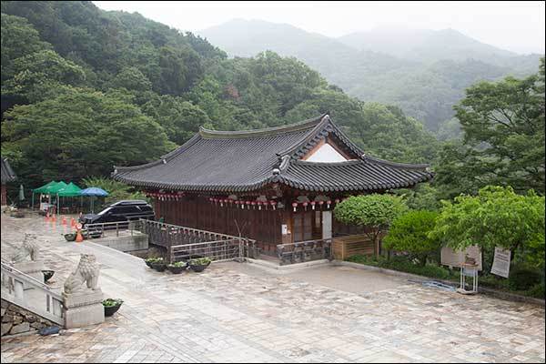 대웅전 옆에서 본 만세루