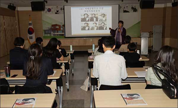 여성독립운동가 강연을 듣는 모습 