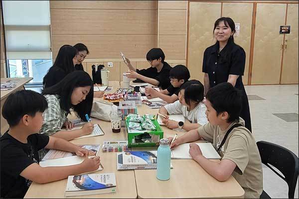 강연을 듣고 소감을 직접 쓰는 동아리 학생들과 이석영 선생(오른쪽에 서있는 이)