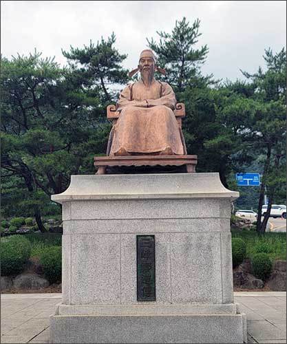 도담삼봉 공원에 서있는 삼봉 정도전 동상