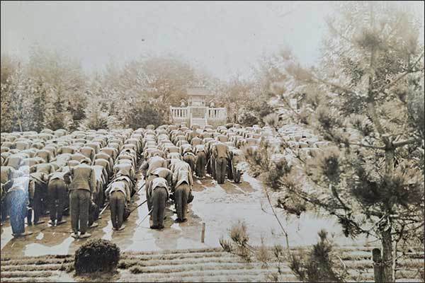 1930년대 중반 공립 이리농림학교의 모든 학생이 날마다 일정한 시간 교내에 있는 일본 신사를 참배하던 모습(출처 한국국학진흥원)