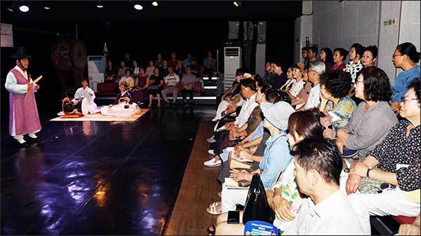공연하는 유상호 명창과 관객들