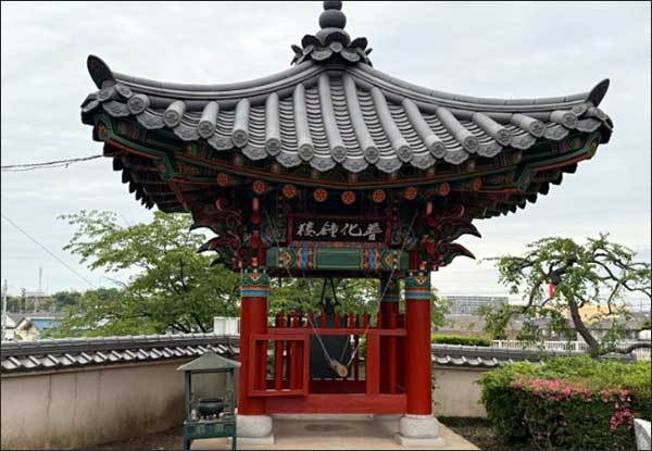 치바현 관음사에 있는 조선인 위령을 위한 '보화종루' 가 새단장을 마치고 그 모습을 드러냈다.