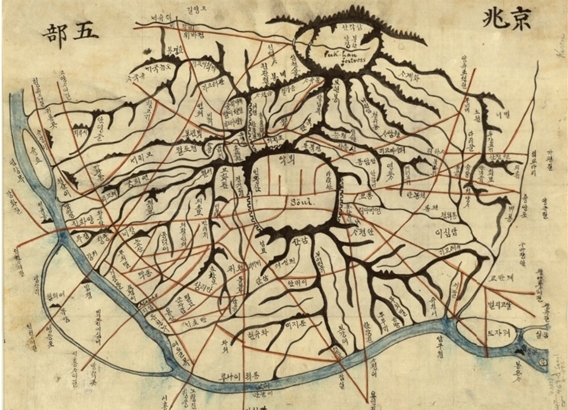 첫 한글 서울 지도. 1885년 무렵 서울 주재 미 외교관 조지 포크가 구한 것으로 현재 미국지리협회 소장. 지도상의 한글은 조지 포크가 의뢰한 조선인의 글씨일 가능성이 있지만 한글을 잘 쓴 조지 포크의 친필일 수도 있다.