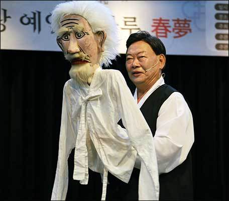 인형을 들고 나와 <박첨지 유람거리>를 맛깔스럽게 펼치는 지운하 명인