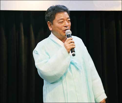 공연의 사회를 보았음 물론 관객의 웃음과 함께 '배뱅이굿'을 부은 유상호 명창