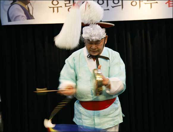지운하 명인의 ‘쇠놀음’은 여유와 품격을 보여주었다.