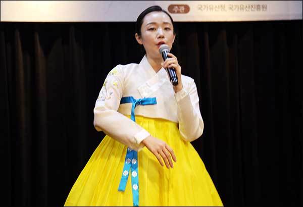 고운 청으로 국악가요를 부르는 박규희 가객