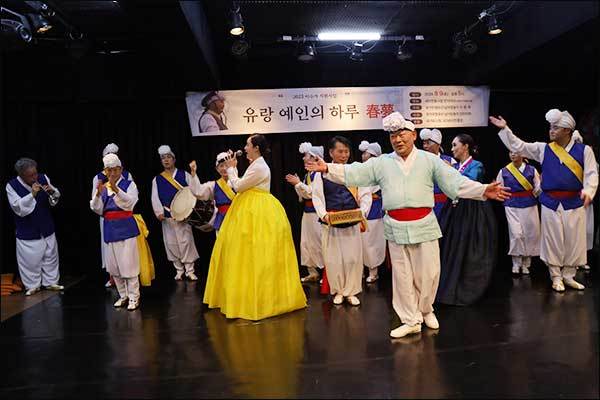 지운하 명인이 다른 출연자들과 함께 아리랑메들리를 주르면서 즐거워 하고 있다.