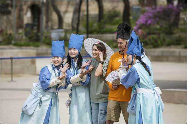 궁중문화축전 자원활동가 ‘궁이둥이’ 활동사진(2025년 봄)