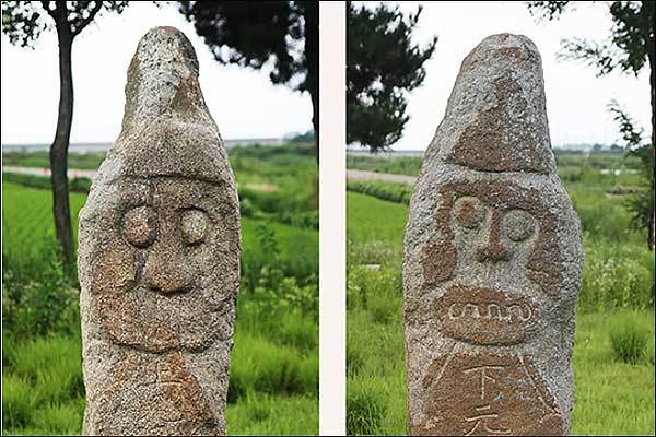 할아버지 벅수: 상원금귀주장군(上元禁鬼周將軍 - 왼쪽), 할머니 벅수: 하원금귀당장군(下元禁鬼唐將軍)