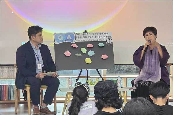 강연을 마치고 독자들로 부터 질문을 받아 답하는 모습(왼쪽은 김성민 관장)