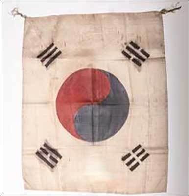 태극기(광산김씨 탁청정종가 기탁자료)<br>
독립운동가이자 사회주의자인 김남수가 제작·사용한 것으로 태극의 모양이 현재의 태극기와는 다른 형태다.