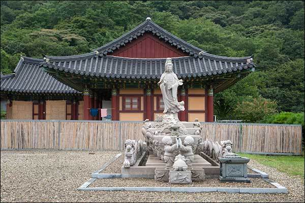 석조 관세음보살상과 요사채