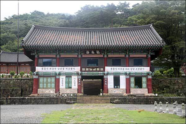 대웅전 앞 용구루, 용구루 가운데로 올라가면 대웅전