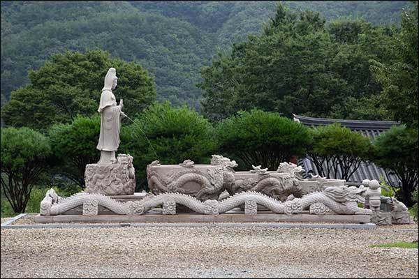 최근에 조성한 석조 관세음보살과 수곽