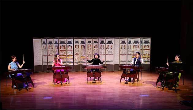 중국민요 ‘모리화(茉莉花)’를 연주하는 중앙음악학원 ‘모리화(茉莉花)’ 양친 중주단, 가운데가 류웨닝 교수