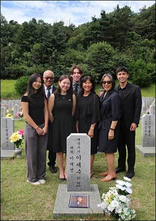 뒷줄 왼쪽 두번째 (검은안경)분이 외손자 Dave Kim이고, 왼쪽 앞 두번째 분이 Lori Kim 으로 외손녀이며 모두 이재수 지사의 후손들이다.