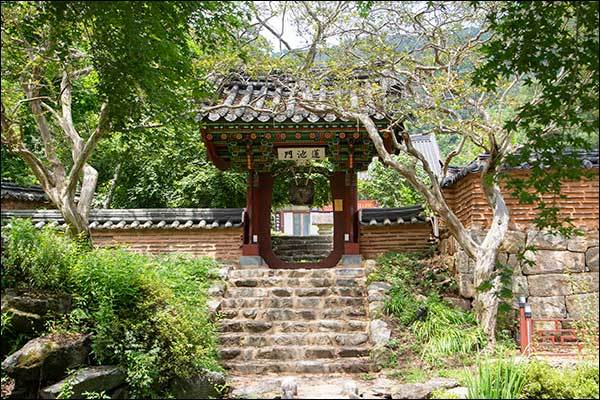극락전 앞 협문