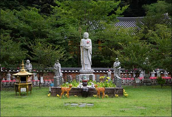 극락전 앞마당 지장보살