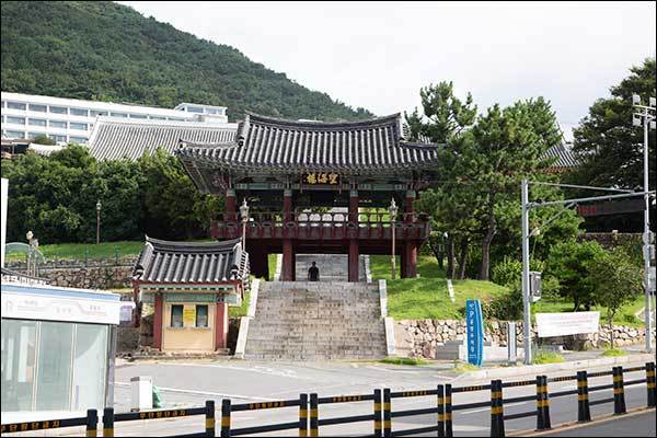 진남관으로 오르는 길목에 세워진 망해루