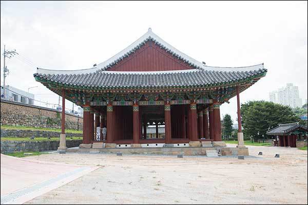 진남관 옆면 가운데 앞칸이 가장 넓고 맨 바깥칸은 가장 좁다.