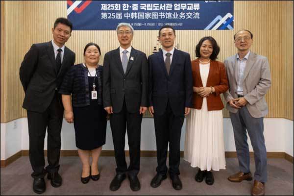 제25회 한·중 국립도서관 업무교류를 위해 방한한 중국국가도서관 대표단이 국립중앙도서관장을 예방하고 기념촬영을 하고 있다.<br>
(왼쪽부터) 장리쟝(중국국가도서관 참고자문부, 과학평가센터 부주임), 최유진(국립중앙도서관 지식정보관리부장), 김희섭(국립중앙도서관장), 왕샤오둥(중국국가도서관 당위원회 부서기, 기율위원회 서기), 왕홍레이(중국국가도서관 고적관 관장), 이수명(국립중앙도서관 기획연수부장)