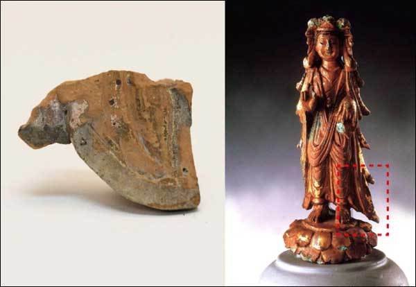 소조상의 옷자락2(왼쪽), 부여 군수리 금동보살입상 참고사진