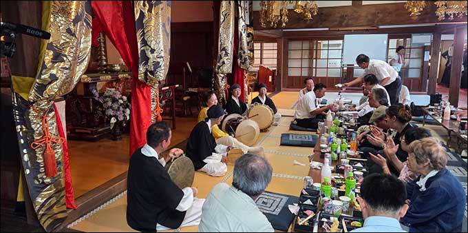 2부 행사는 관음사 본당(한국의 대웅전)에서 재일동포 탄고단(誕古團)의 사물놀이와 함께 친교의 시간을 가졌다.