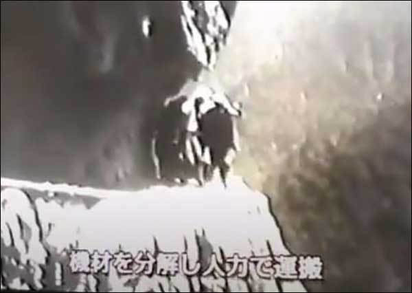 자재를 분해해서 인력으로 운반 <2019 구로베댐 50주년 기념특별 부스, 黒部川第三発電所建設記録(관서전력 <구로베를 열다>) 유튜브 갈무리