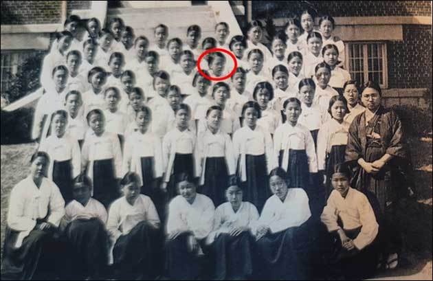 박원희 지사의 무남독녀 외동딸(붉은 동그라미 속)은 3살 때 어머니를 여의었지만 외할머니의 지극 정성으로 성장해 신교육을 받으며 자랐다. 배화여학교 시절