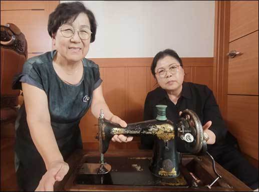 김윤숙(왼쪽), 김영숙 자매. 외할머니(박원희)가 일본 유학시절 구입하여 재봉일로 학비를 벌었던 100년이 넘은 재봉틀은 이후 자매의 어머니(김사건 여사)가 평생을 이 재봉틀로 옷을 만드는 등 모녀의 손때가 묻은 유품이라고 했다.