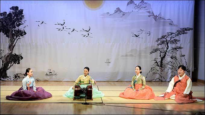 제자들과 서도좌창을 부르는 유춘랑 명창