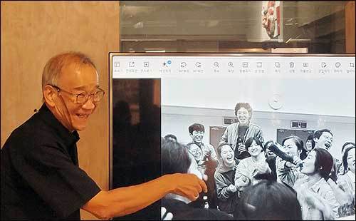 오사카 재일동포들의 다큐멘터리 사진집 『여성들의 이카이노(女たちの猪飼野)』 속의 사진을 설명하는 오오타 준이치 작가, 병나발을 불며 맥주를 마시는 젊은 여성이 인상적이다. 오사카 사진은 1983년부터 찍기 시작하여 1987년에 사진집이 나왔다.
