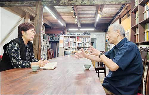 오오타 준이치 작가와 대담하는 기자 