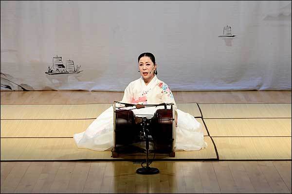 독창으로 열연한 좌창, <초로인생(草露人生)>을 부르는 유춘랑 명창