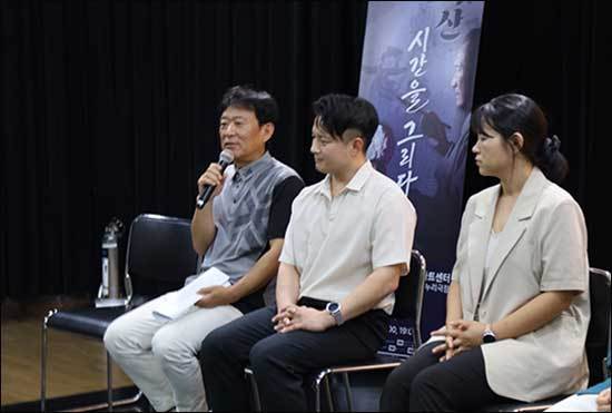 예술적인 부분을 설명하는 예술감독 김호석 씨