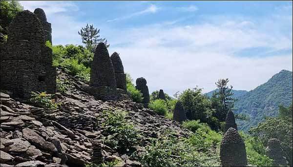 오봉산 구들장 널돌을 활용한 돌탑 군락지