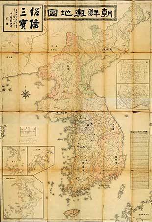 <조선여지도> 김옥균이 일본으로 망명하면서 휴대했던 조선전도며, 1894년 3월 상하이로 건너가기 직전 일본에 남겨둔 것을 바탕으로 일본인 시미즈가 1894년 7월 1일에 원본보다 작게 제작ㆍ발행하였다.(이미지 출처 ://farm3.static.flickr.com/2243/2537681009_dfe51681bb_o.jpg)