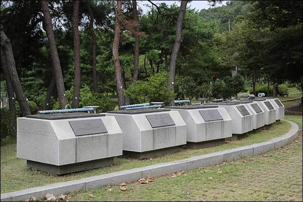 유물전시관 앞뜰에 당시 전투에 투입되었던 화포들