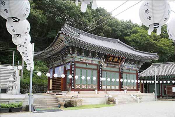 충민사 옆 석천사 대웅전. 이순신장군을 따라서 참전했던 장수가 전란이 끝난뒤 스님이 되어서 창건한 절