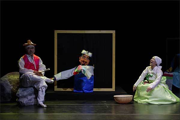 발탈모습: 이일규(어릿광대), 한혜선(발탈), 신설희(아낙네) - 왼쪽부터