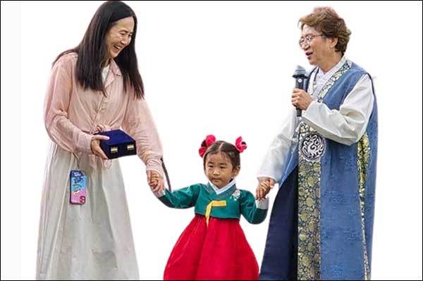 미스심청이 진이 된 박미호 어린이, 오른쪽은 경수연 보존회 이광해 대표