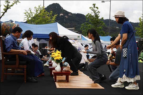 경수연 본 행사에서 부모님께 술 을 바치는 가족들
