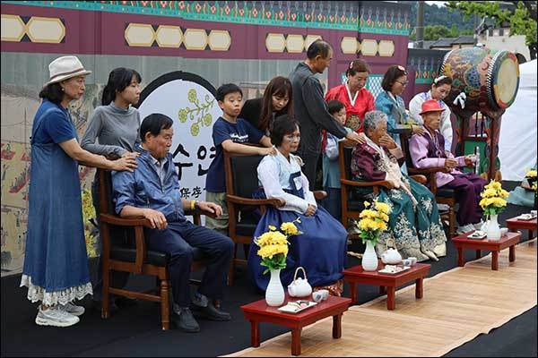 경수연 본 행사 중간중간에 가족들이 부모님의 어깨를 주물러 드렸다.