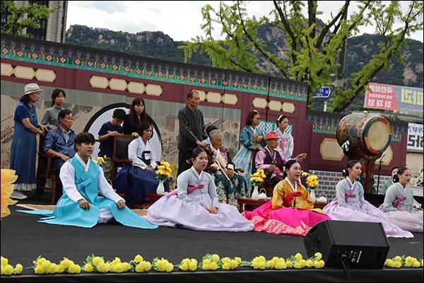본 행사 중 송서율창을 하는 이기옥 명창(가운데)과 제자들 