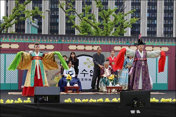 본 행사 중 쌍춘앵전을 추는 김진환ㆍ박희경 명무