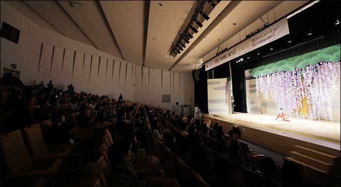 가부키와 판소리를 공연한 전주대학교 JJ공연장은 한일간의 대표적인 전통예술을 감상하러 온 관객들로 열기가 가득했다. 
