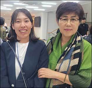 이번 한일전통예술교류를 위해 지난 10달간 고생을 한 후지마키 시오리 씨(쇼치쿠주식회사 연극라이츠부 연극배신'配信'사업실)와 기자