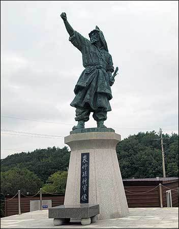 대몽항쟁의 주역으로 삼별초 군대를 이끈 배중손 장군상